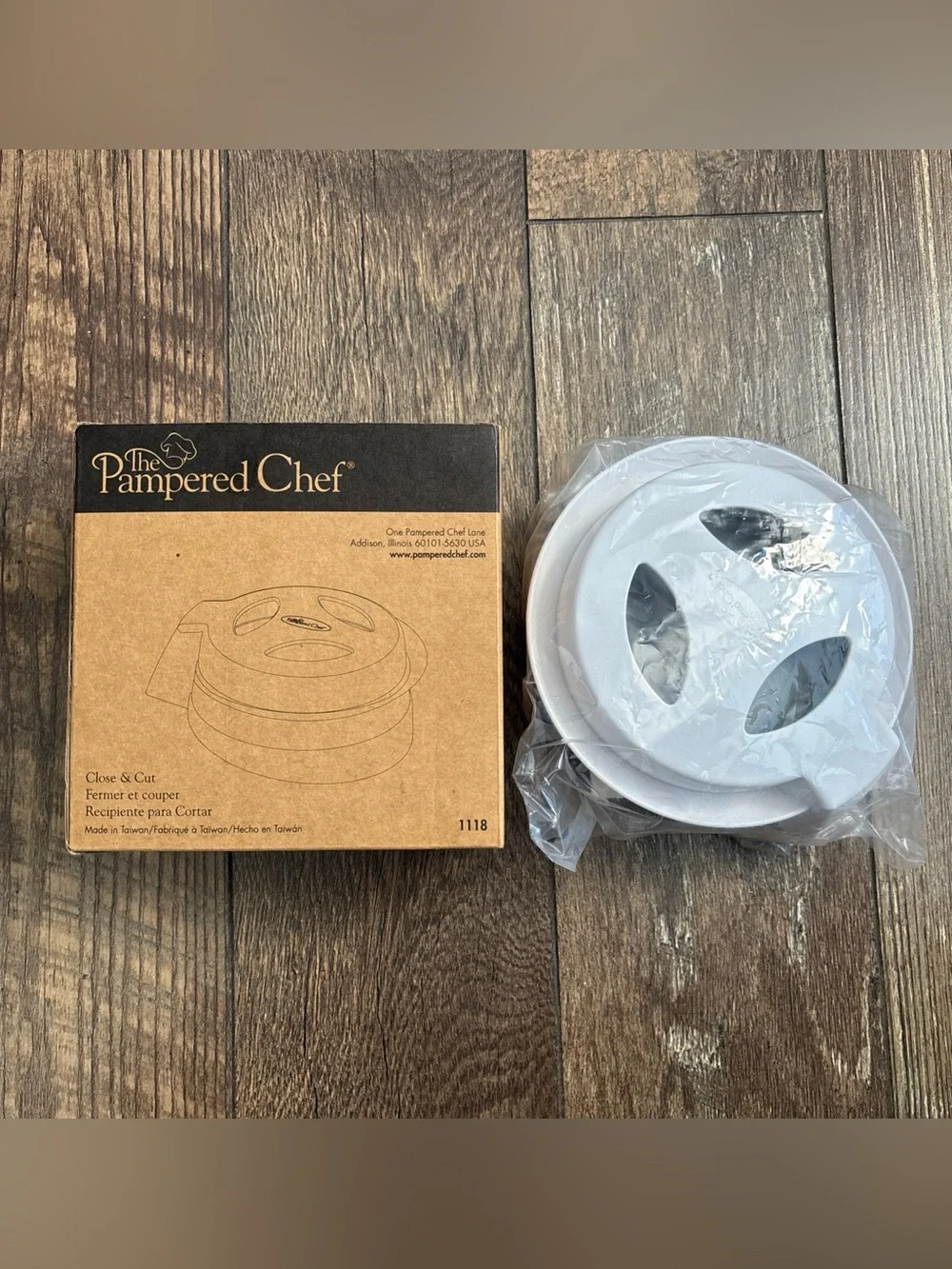 New Pampered Chef Close & Cut #1118 Multipurpose Food Holder and Slicer.